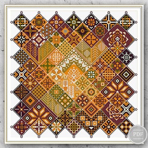 Puede incluir: Un patrón de punto de cruz que presenta un diseño geométrico con una variedad de colores, incluyendo naranja, amarillo, marrón y verde. El patrón está formado por pequeños cuadrados y diamantes, y está dispuesto en un patrón simétrico.