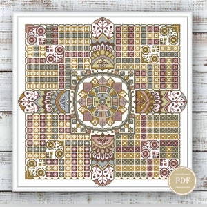 Könnte beinhalten: Ein Kreuzstichmuster mit einem geometrischen Design und einem zentralen Mandala-Motiv. Das Muster ist in Braun-, Beige- und Grautönen gehalten.