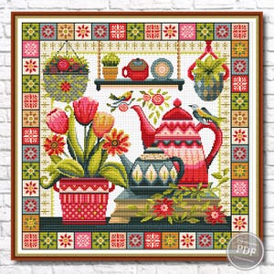 Pode incluir: Um design de ponto cruz com uma natureza morta floral. A imagem inclui uma chaleira vermelha, uma chaleira azul, tulipas e um cesto suspenso. O fundo tem uma borda decorativa com padrões florais e geométricos. Uma prateleira contém uma chaleira pequena e um prato.
