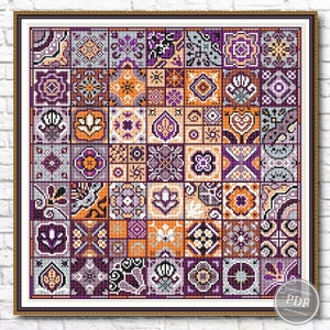 Peut inclure: Un motif de point de croix représentant un patchwork coloré composé de différentes formes géométriques et de motifs floraux dans des tons de violet, orange et blanc.