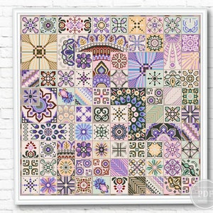 Könnte beinhalten: Ein farbenfrohes Kreuzstichmuster mit einer Vielzahl geometrischer Designs in Violett-, Rosa-, Blau-, Grün- und Brauntönen. Das Muster ist in einem Quadratraster angeordnet und erzeugt ein optisch ansprechendes und komplexes Design.