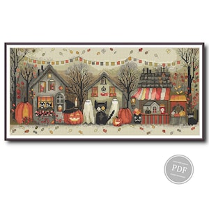 Könnte beinhalten: Ein Kreuzstichmuster mit einer Halloween-Dorfszene mit Häusern, einer schwarzen Katze, Geistern und Kürbissen. Das Design zeigt Orange-, Schwarz- und Grautöne mit einer Wimpelkette darüber und einem kreisförmigen PDF-Symbol in der unteren rechten Ecke.