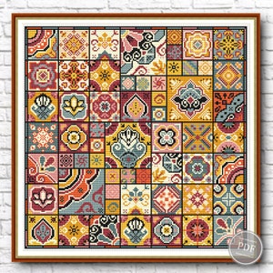 Op de afbeelding: Een kleurrijk kruissteekpatroon met verschillende geometrische vormen en bloemmotieven. Het patroon is opgebouwd uit vierkanten en rechthoeken, en de kleuren zijn voornamelijk geel, rood en blauw.