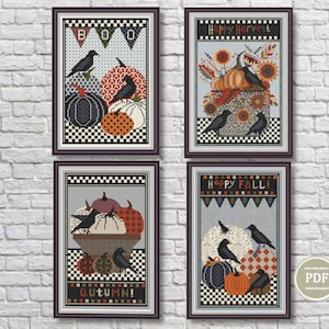 Puede incluir: Cuatro patrones de punto de cruz con temas otoñales con calabazas, cuervos y follaje de otoño. Los patrones se titulan "Boo", "Happy Harvest", "Happy Fall!" y "Autumn!"