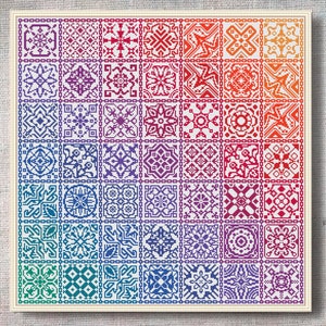 K&ouml;nnte beinhalten: Ein Kreuzstichmuster mit einem Regenbogen-Farbverlauf aus geometrischen Designs. Das Muster ist in 36 Quadrate unterteilt, jedes mit einem einzigartigen Design. Das Muster tr&auml;gt den Titel "Pride Pattern" und stammt von "Rainbow Hunter".