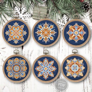 Kruissteekpatronen sneeuwvlokornament – set van 6 kerstboomversieringen, modern borduurwerk, pdf direct downloaden voor 5" hoepels 502