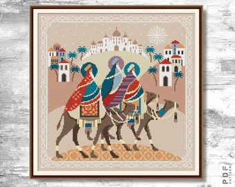 Peut inclure: Trois mages sur des chameaux sur un fond beige avec une étoile dans le ciel. Les hommes portent des robes colorées et portent des cadeaux. Les chameaux sont bruns et ont de longs cous. L'arrière-plan est une scène de désert avec des palmiers et des bâtiments.