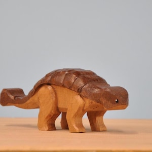 Handgjord Ankylosaurus-leksak i trä: Miljövänlig dinosaurie i bokträ