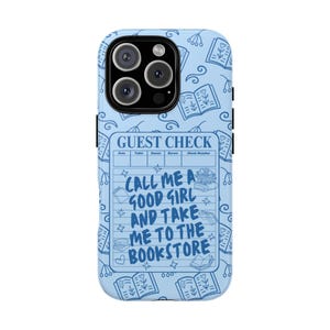 Puede incluir: Funda de teléfono azul claro con un patrón repetido de libros y remolinos. La funda presenta un diseño de "Guest Check" con el texto "Call me a good girl and take me to the bookstore" en azul.