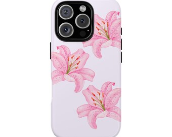 Puede incluir: Una funda de teléfono blanca con un diseño de acuarela de tres flores de lirio rosas. Los lirios tienen pétalos detallados con acentos rojos y amarillos. La funda tiene un recorte para la cámara y botones laterales negros.