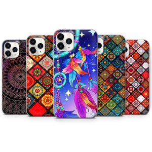 Può includere: Cinque custodie per telefono diverse con motivi colorati e intricati. I motivi includono un acchiappasogni con piume, forme geometriche e disegni di mandala.