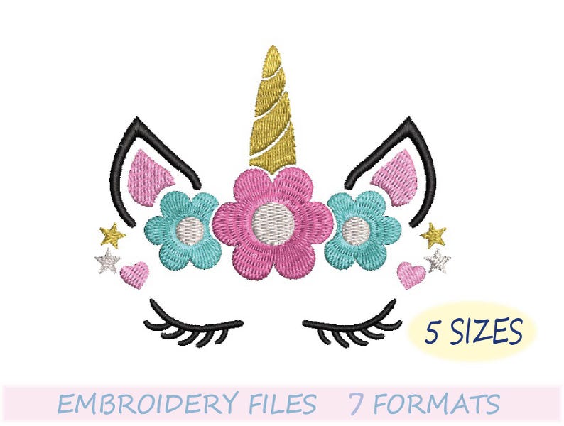 Peut inclure: Un visage de licorne brod&eacute; avec une corne dor&eacute;e, des cils noirs et des fleurs roses et bleues. Le motif comprend le texte "5 SIZES" et "EMBROIDERY FILES 7 FORMATS". Le motif est sur fond blanc.