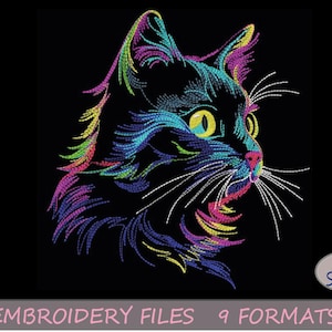 Puede incluir: Retrato bordado de un gato con colores vibrantes sobre fondo negro. El pelaje del gato está detallado con hilos multicolores, y los ojos son amarillos. La imagen incluye el texto "EMBROIDERY FILES 9 FORMATS" y un botón "7 SIZES".