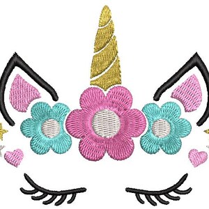 Peut inclure: Broderie d'un visage de licorne avec une corne dor&eacute;e, des oreilles noires et des cils ferm&eacute;s. La licorne est orn&eacute;e de fleurs roses et turquoise, d'&eacute;toiles dor&eacute;es et de c&oelig;urs roses. Parfait pour les projets cr&eacute;atifs.