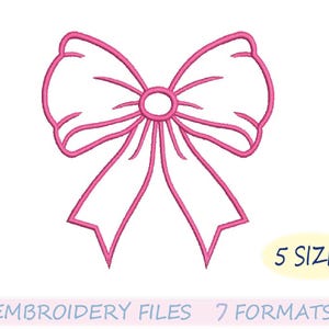 Może przedstawiać: Różowy i biały haftowany wzór kokardy. Kokarda ma szczegółowy kontur z centralnym węzłem i płynącymi wstążkami. Obraz zawiera tekst wskazujący na dostępność projektu w 5 rozmiarach i 7 formatach, odpowiednich dla plików haftu.
