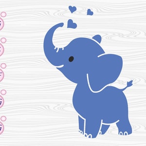 Puede incluir: Un elefante azul de dibujos animados con la trompa levantada, soplando corazones. El elefante está de pie sobre un fondo de madera blanca.