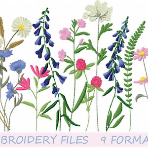 Puede incluir: Diseño de bordado con un ramo de flores silvestres en tonos azules, rosas, blancos y verdes. El diseño incluye margaritas, trébol y otras flores silvestres. El texto "8 SIZES" y "EMBROIDERY FILES 9 FORMATS" está incluido en la imagen.