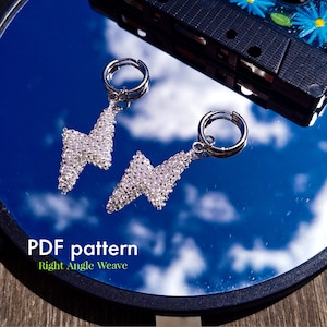 Op de afbeelding: Zilveren oorringen met bliksemvormige bedels van kralen. De oorbellen worden getoond op een reflecterend oppervlak met de tekst "PDF pattern Right Angle Weave". De achtergrond is een blauwe lucht.