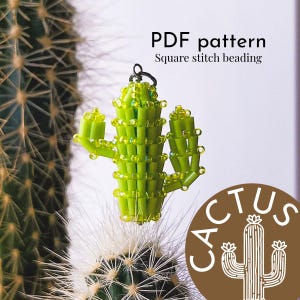 Peut inclure: Un charm en forme de cactus vert vif, réalisé avec des perles et une boucle en métal noir. Le motif est réalisé en point de brique. Le texte "PDF pattern" et "Square stitch beading" est également visible. Un cercle marron avec un cactus est également présent.
