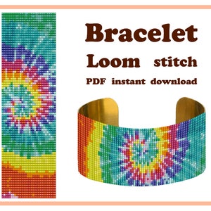 Może przedstawiać: Kolorowy bransoletka z wzorem tie-dye wykonana na krosnach z metalową złotą opaską. Bransoletka jest wykonana z małych koralików i ma spiralny wzór. Obraz zawiera tekst "Bracelet Loom stitch PDF instant download".