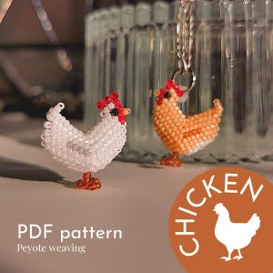 Può includere: Due figurine di pollo di perline, una bianca e una arancione, con dettagli rossi e neri. Il pollo bianco è a sinistra, e il pollo arancione è a destra, appeso a una catena d'argento. L'immagine include il testo "PDF pattern" e "Peyote weaving".