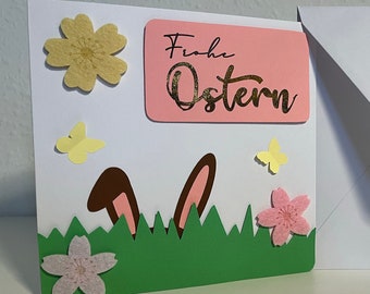 Tarjeta de Pascua Felices Pascuas Conejito de Pascua escondido entre los arbustos Flores y mariposas en 3D Tarjeta colorida para Pascua