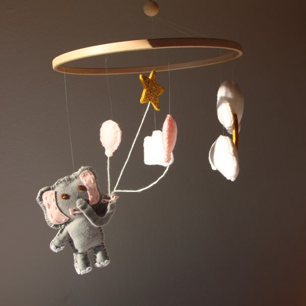 Babymobile fliegender Elefant mit Ballons, Mond, Stern und Wolken