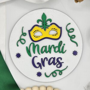 Mardi Gras Party Sign Púrpura Amarillo Verde - 6" INSERTO Redondo SOLAMENTE - Signo inspirador, decoración del hogar, signos para marco redondo intercambiable