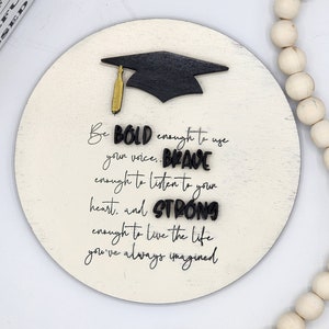 Signo de graduación - Audaz, valiente y fuerte - 6" INSERTO redondo SOLAMENTE - Signo inspirador, Regalo de graduación para la universidad o la escuela secundaria, Mejor vida