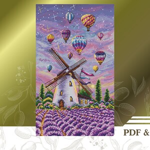 Könnte beinhalten: Ein farbenfrohes Kreuzstichmuster mit einer weißen Windmühle, die von Lavendelfeldern im Vordergrund und einem violetten Himmel mit Heißluftballons im Hintergrund umgeben ist.