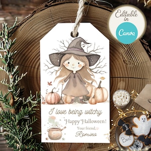 Puede incluir: Una etiqueta de regalo de Halloween imprimible con una bruja de dibujos animados con un sombrero negro y un vestido marrón, sosteniendo una escoba y de pie frente a calabazas. El texto en la etiqueta dice "Me encanta ser una bruja ¡Feliz Halloween! Tu amigo, Romina".