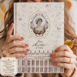 Puede incluir: Un diario de color crema con un retrato de Jane Austen, el texto "Jane Austen 2026" e ilustraciones de mariposas. La palabra "Pemberley" también es visible. Texto adicional en español detalla las características del diario.