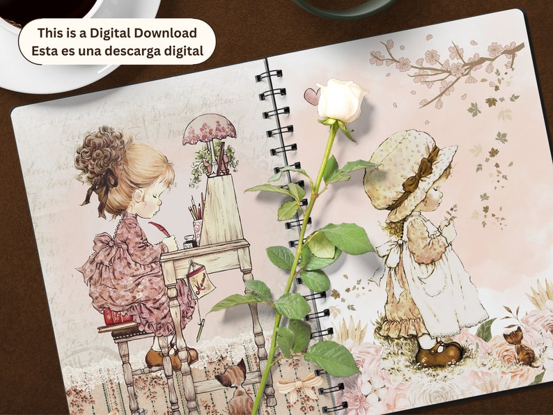 K&ouml;nnte beinhalten: Ein rosa-wei&szlig;es Spiralnotizbuch mit floralem Design und zwei Illustrationen von M&auml;dchen. Der Text "This is a Digital Download Esta es una descarga digital" ist auf dem Cover gedruckt.