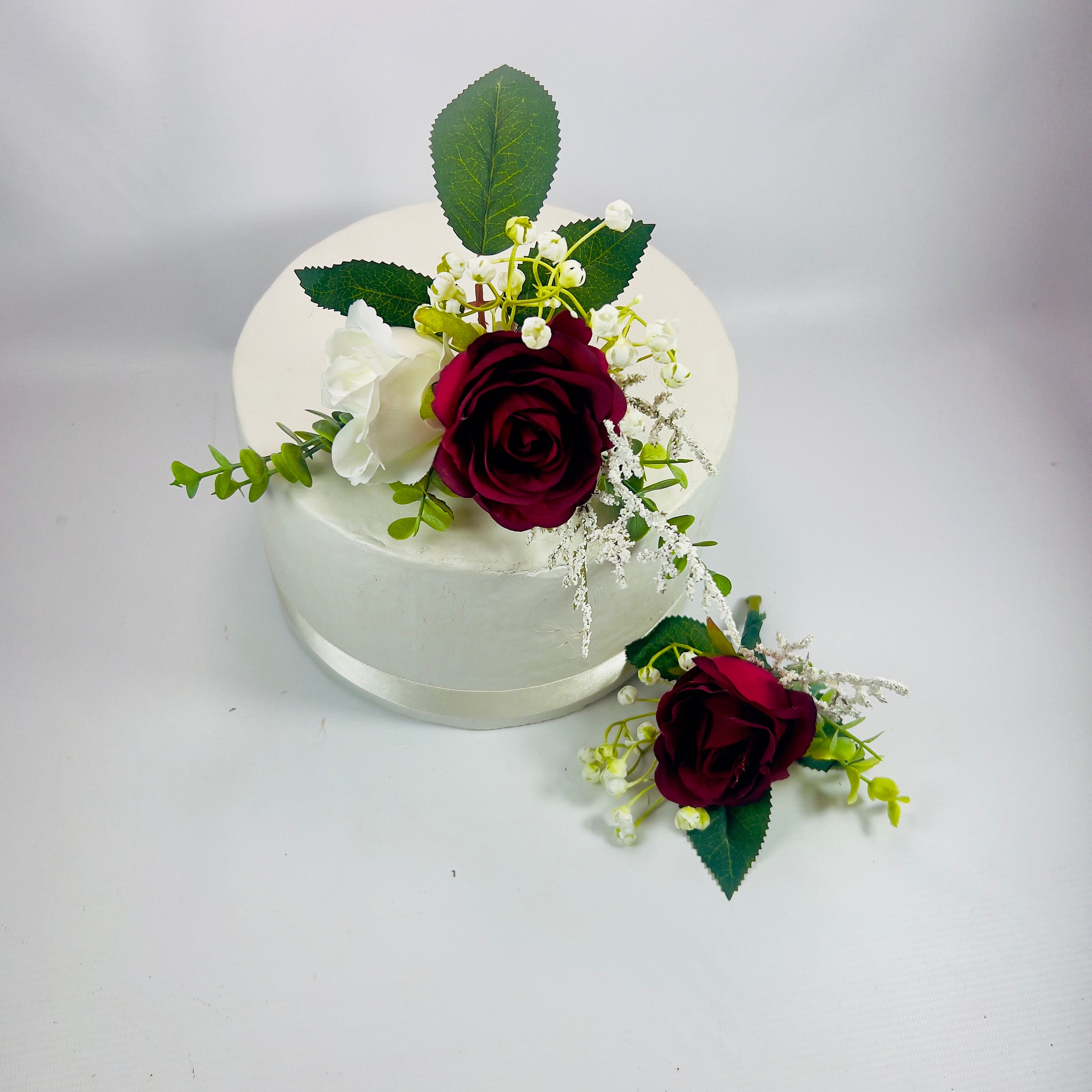 Le torte posate con Rose/rosellina in bianco, 30 + 25 cm per matrimonio