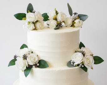 Taarttopper met witte rozen | 2–4 bloemmaten | Eucalyptus & gypsophila bruidstaart bloemen