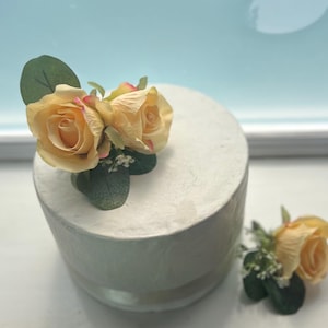 Topo de bolo artificial com rosas de limão: flores de seda e mosquitinhos de bebê