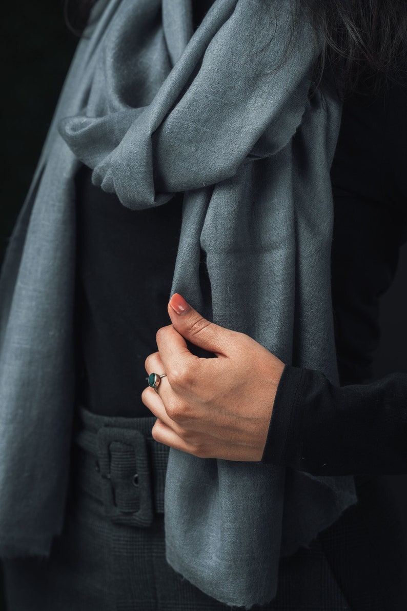 Pashmina : lécharpe la plus chaude, la plus fine et la plus légère au monde. Fait à la main au Ladakh, en Inde. Pashmina est une variante plus fine et plus chaude du cachemire filé. image 1