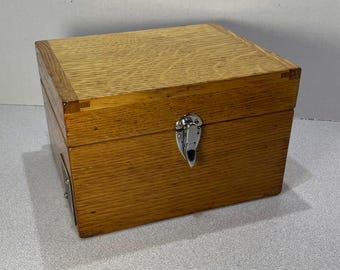 Stunning Antique Vintage Wooden Quarter Sawn Oak Box from the 1950's made by Leeds & Northrup. Has Diamond Plate Bottom.