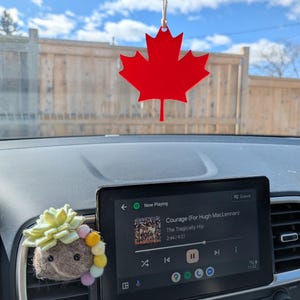 Maple Leaf Autospiegel-Aufhänger und Auto-Untersetzer-Set, in Kanada hergestellt, Geschenke für stolze Kanadier, hergestellt in Kanada, Ellenbogen auf Kanada
