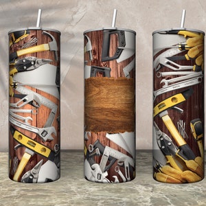 Puede incluir: Tres vasos de acero inoxidable con fondo de madera y una variedad de herramientas, incluyendo martillos, llaves, alicates y cintas métricas.