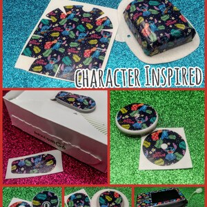 May include: A set of colorful stickers featuring Stitch from Lilo & Stitch. The stickers are designed to personalize a medical device, such as a continuous glucose monitor. The stickers feature a blue, green, and yellow color scheme with a tropical leaf pattern. The text "Ohana means family" is included on the stickers.