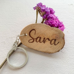 Schlüsselanhänger aus Holz mit Gravur. Schlüsselanhänger für Hochzeitsgäste. Schlüsselanhänger mit Namen. Schlüsselanhänger Hochzeit. Personalisierte Hochzeit Schlüsselanhänger