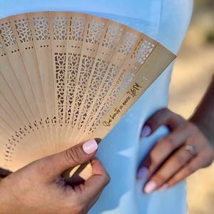 Ventaglio in legno personalizzato per matrimonio, ventaglio rustico per matrimonio, bomboniera personalizzata per gli ospiti, regalo rustico per addio al nubilato o damigella d'onore
