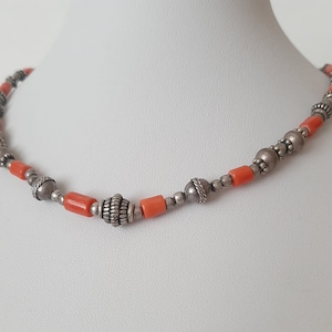 Ethno style. A choker created in Sardinian coral and silver. 42 cm.
