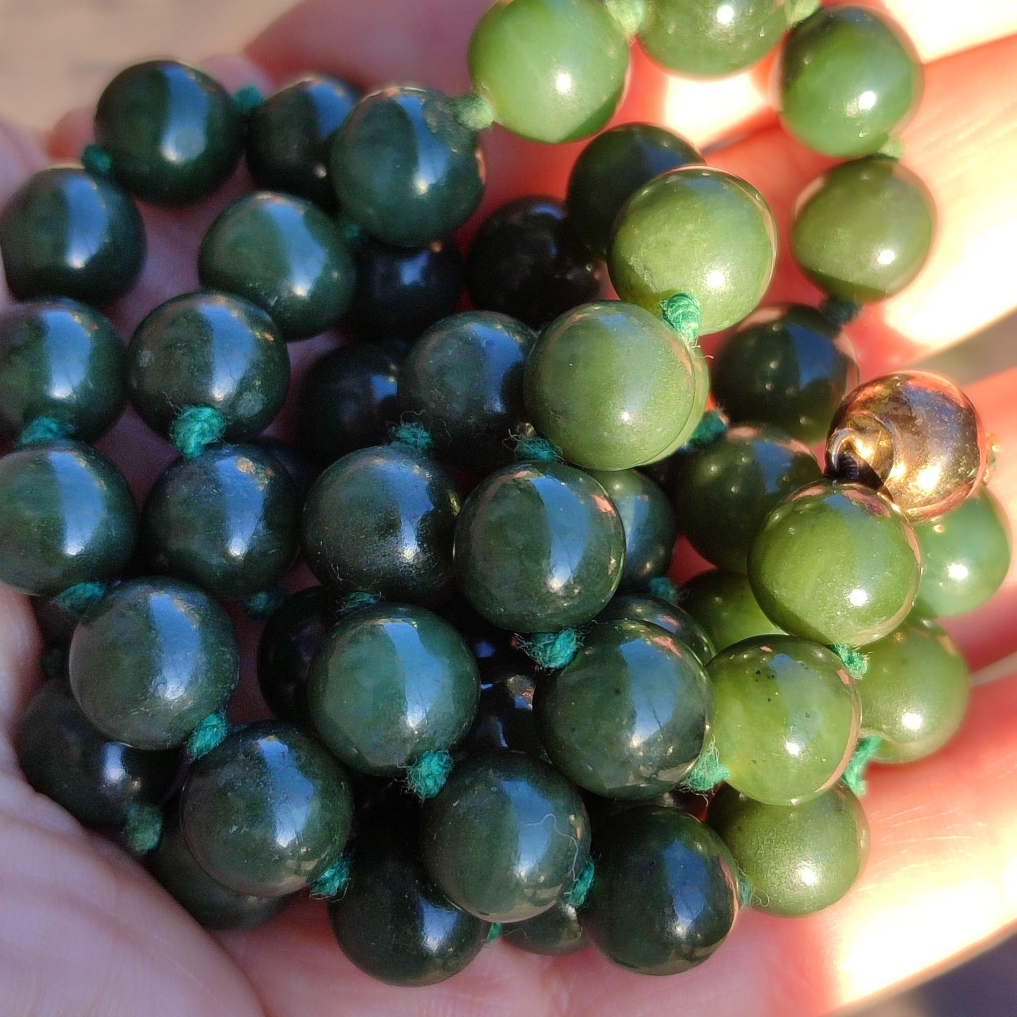 QUATTRO OGGETTI IN GIADA VERDE CON MONTATURA E DECORO A RILIEVO IN - Foto 5