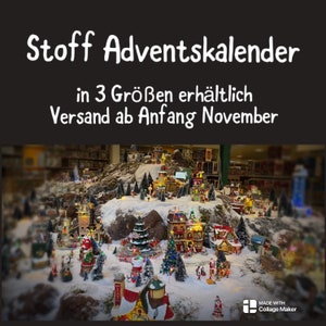 Könnte beinhalten: Ein Stoff-Adventskalender mit einer Miniatur-Winterdorf-Szene, beleuchteten Häusern, schneebedecktem Gelände, Tannenbäumen und kleinen Figuren. Der Text lautet: Stoff Adventskalender, in 3 Größen erhältlich, Versand ab Anfang November.