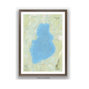 Pine Lake, Forest County Wisconsin in der Nähe von Argonne. Schöne Wandkunst. Detaillierte Landkarte mit detaillierten Seetiefen, zahlreichen Fischen, Strassen und umliegenden Marksteinen