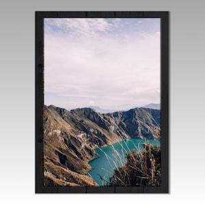 Affiche d'art imprimée du lagon du volcan bleu | Photographie de la nature de Quilotoa en Équateur | Décoration murale Amérique du Sud | Idée cadeau d'art mural de voyage