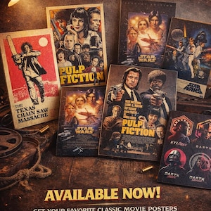 Può includere: Una collezione di poster cinematografici in legno in stile vintage, tra cui "Pulp Fiction" e "Star Wars". L'immagine presenta anche il poster di "The Texas Chainsaw Massacre". Il testo recita "Classic Movie Posters" e "Available Now!"