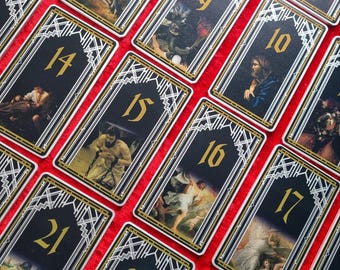 Op de afbeelding: Een set van 10 tarotkaarten met zwarte en gouden randen en de nummers 14 tot en met 22. De kaarten bevatten verschillende illustraties en liggen op een rood oppervlak.